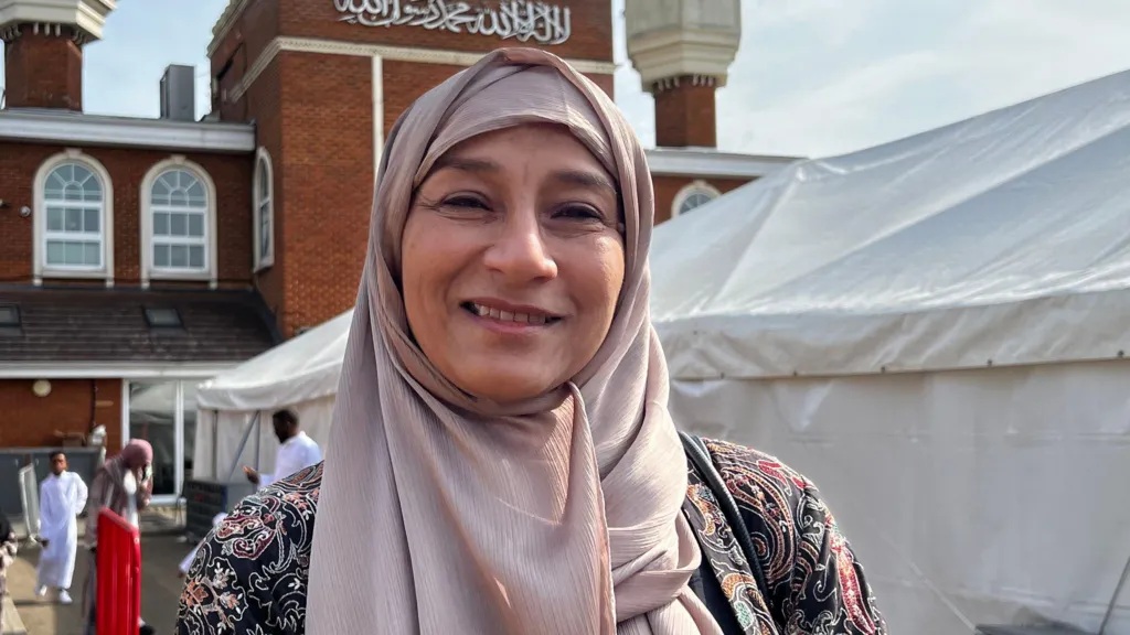 Thousands attend mosque for Eid celebrations